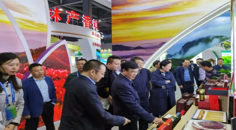 Déanann ceannairí ón Riarachán Náisiúnta Foraoiseachta agus Féaraigh agus Biúró Foraoiseachta Cúige Jiangxi iniúchadh ar ár mboth ag an Expo Foraoiseachta Cúige